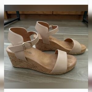 Dream Pairs Women's Cream Wedge SIZE 7 Sandals